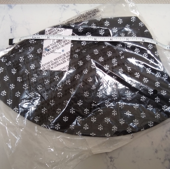 Old Navy Reversible Bucket Hat in White Lilies - Picture 3 of 4